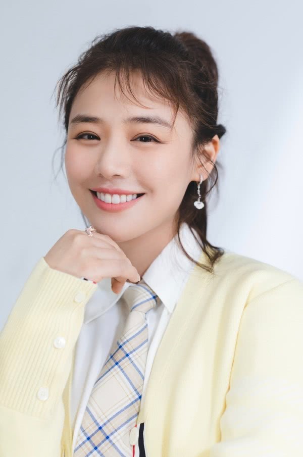 马思纯初春美照,穿淡黄色如少女,看全身照网友:腿太真实了