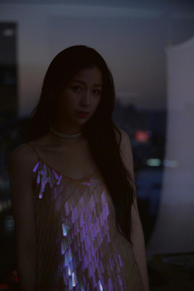 虞书欣穿“鳞片裙”魅惑至极，本以为是小萝莉一枚，没想到身材太有料