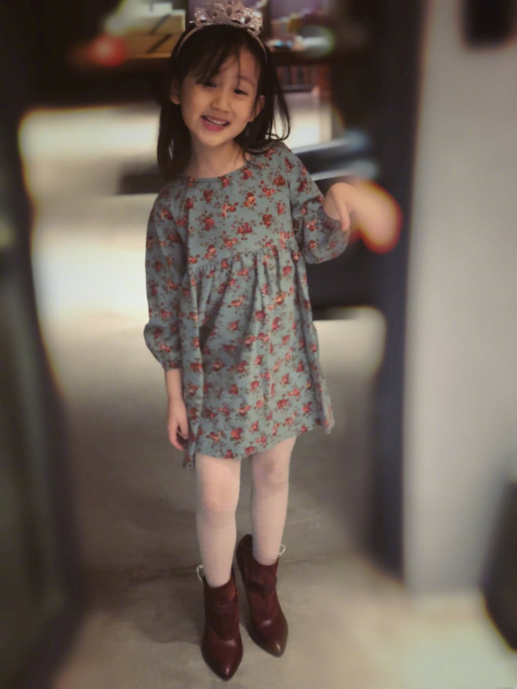 孙莉晒黄少艾近照,偷穿妈妈高跟鞋凹造型,两年前的碎花裙还再穿