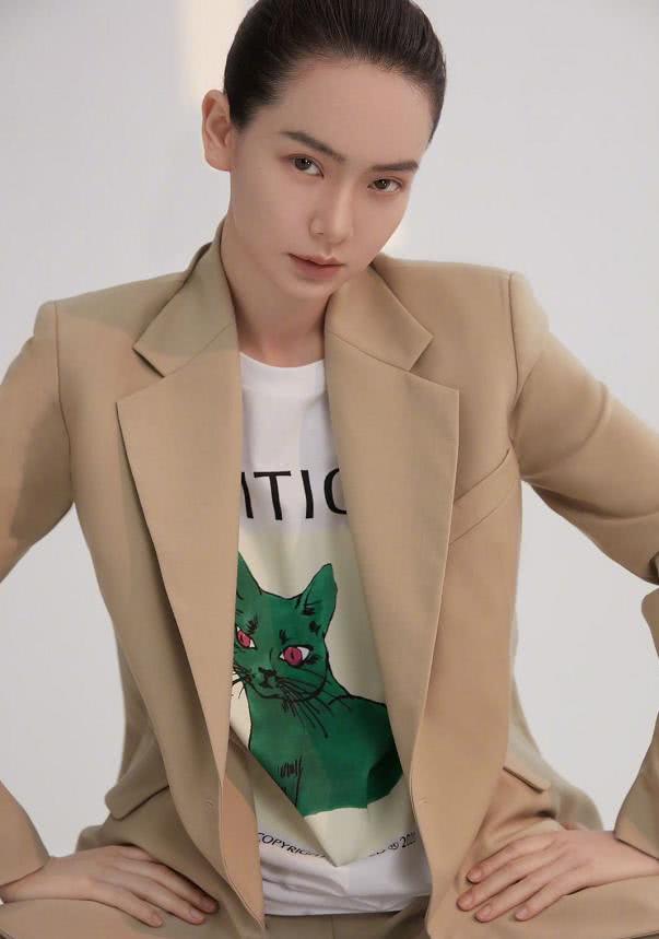 戚薇不化眼妆的模样太英气，最新造型好像“日系男友”