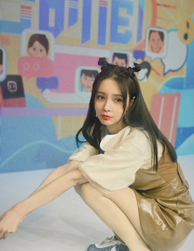 沈梦辰和吴宣仪同为双丸子头造型卖萌，却看不出年龄差，你更喜欢谁呢？