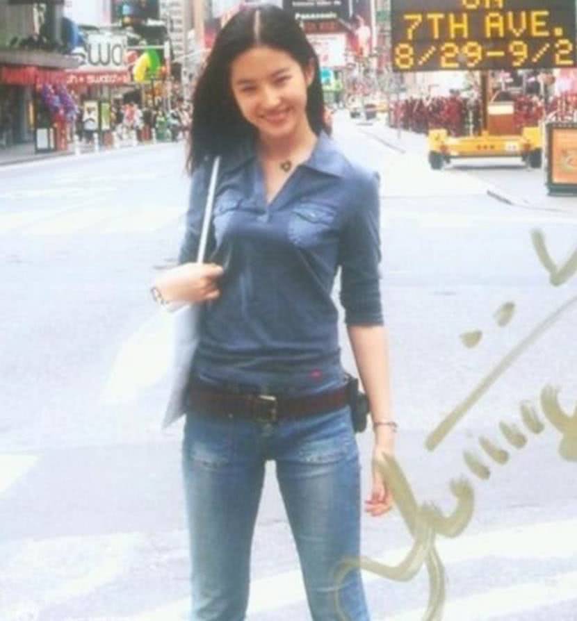 刘亦菲一看就知道没整容,这样穿真的太仙了,网友直呼:要恋爱了