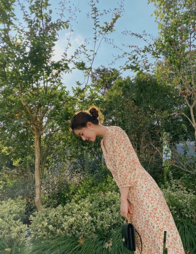 赵露思把“花朵”穿在身上,笑起来比初恋都甜