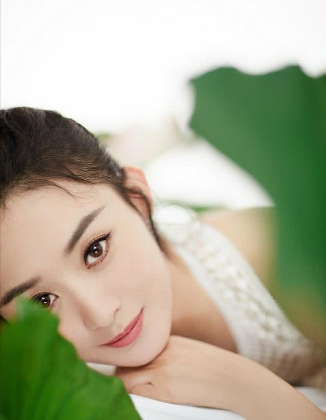 赵丽颖穿白裙复工营业,网友赞叹:这是仙女下凡吧!太美了