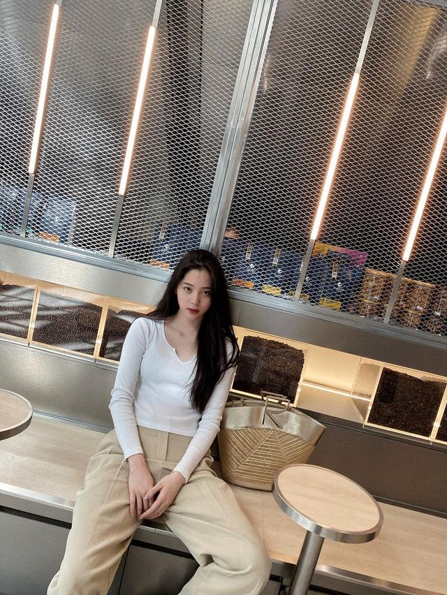 欧阳娜娜发自拍,白底碎花上衣小露锁骨,这是改走小性感路线?