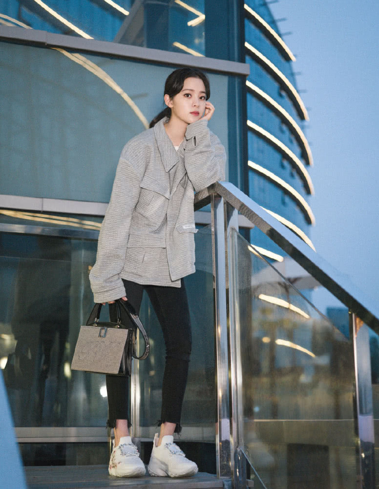 欧阳娜娜简约白T加浅棕阔腿裤,身材比例让人羡慕