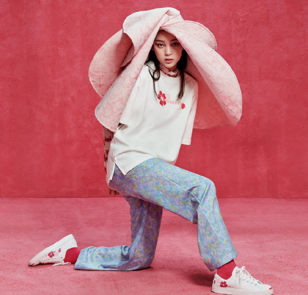 欧阳娜娜简约白T加浅棕阔腿裤,身材比例让人羡慕