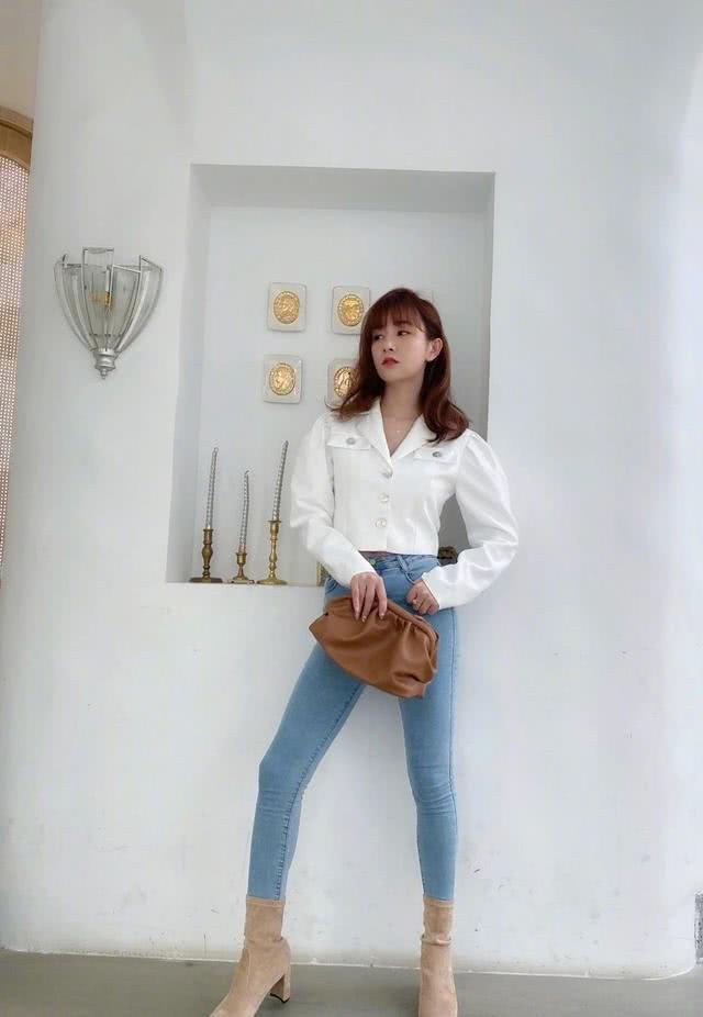 张濛茶歇裙穿出丰满的紧绷感，身材和衣品依然在线