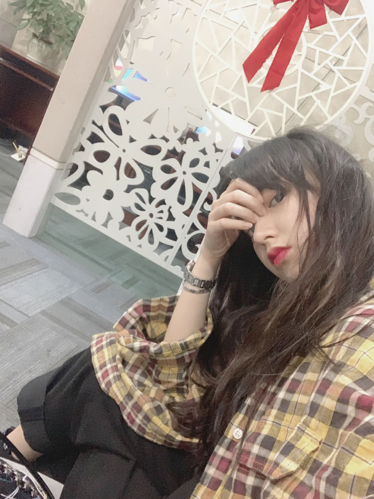 阚清子和程潇穿同款黄色格子衫,还和关晓彤撞上了!