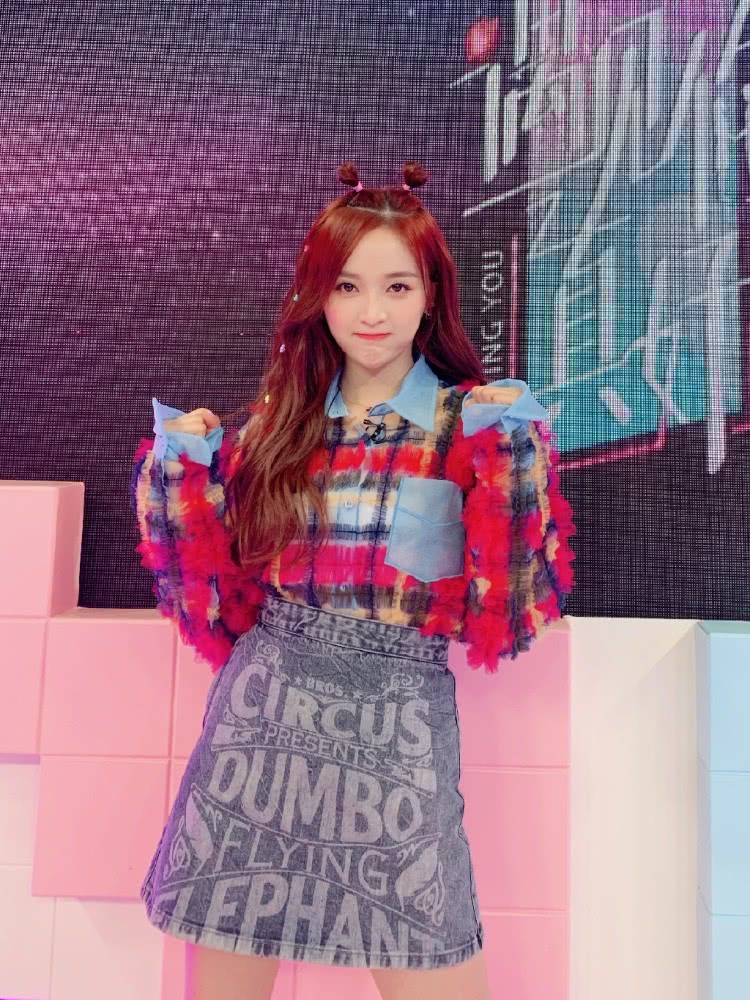 沈梦辰和吴宣仪同为双丸子头造型卖萌，却看不出年龄差，你更喜欢谁呢？