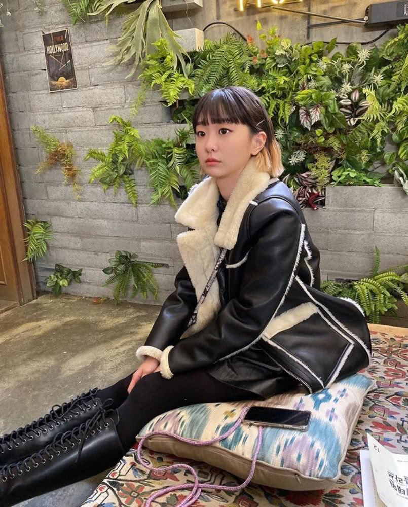 金多美穿白色娃娃领衬衣,清纯甜美