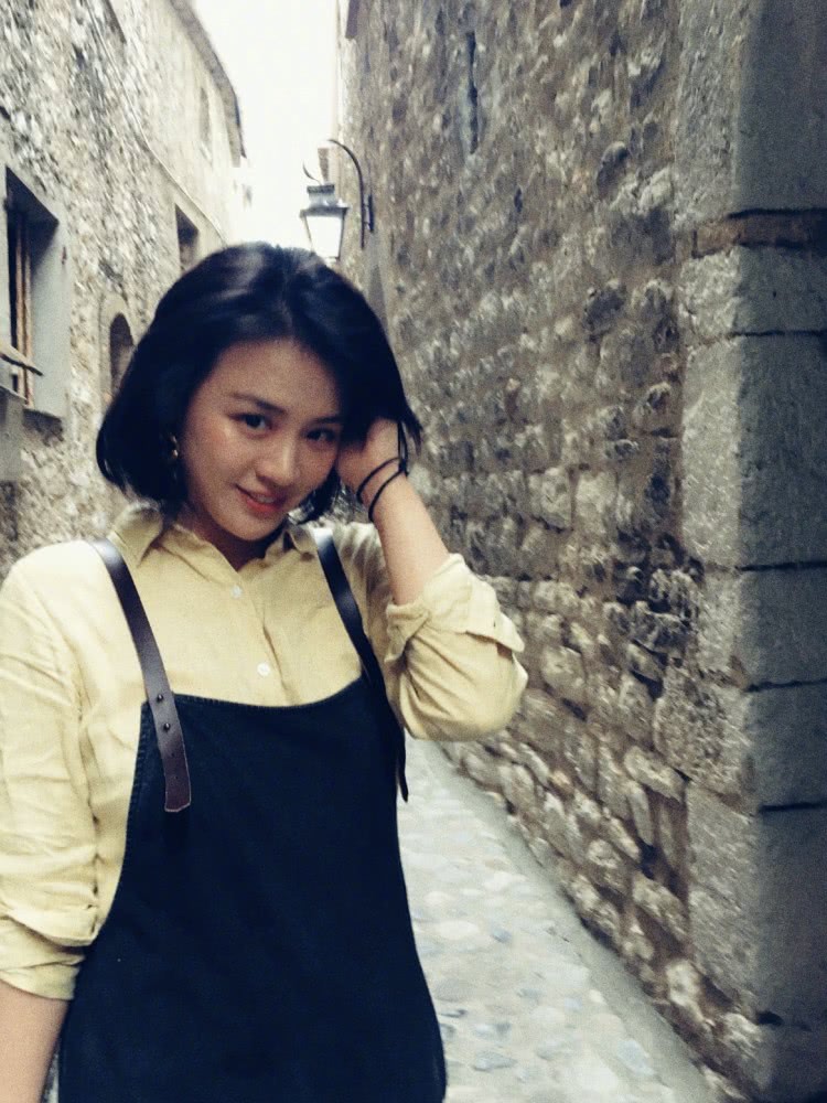 马思纯庆祝32岁生日，晒母女二人合影20年两人都没太多变化