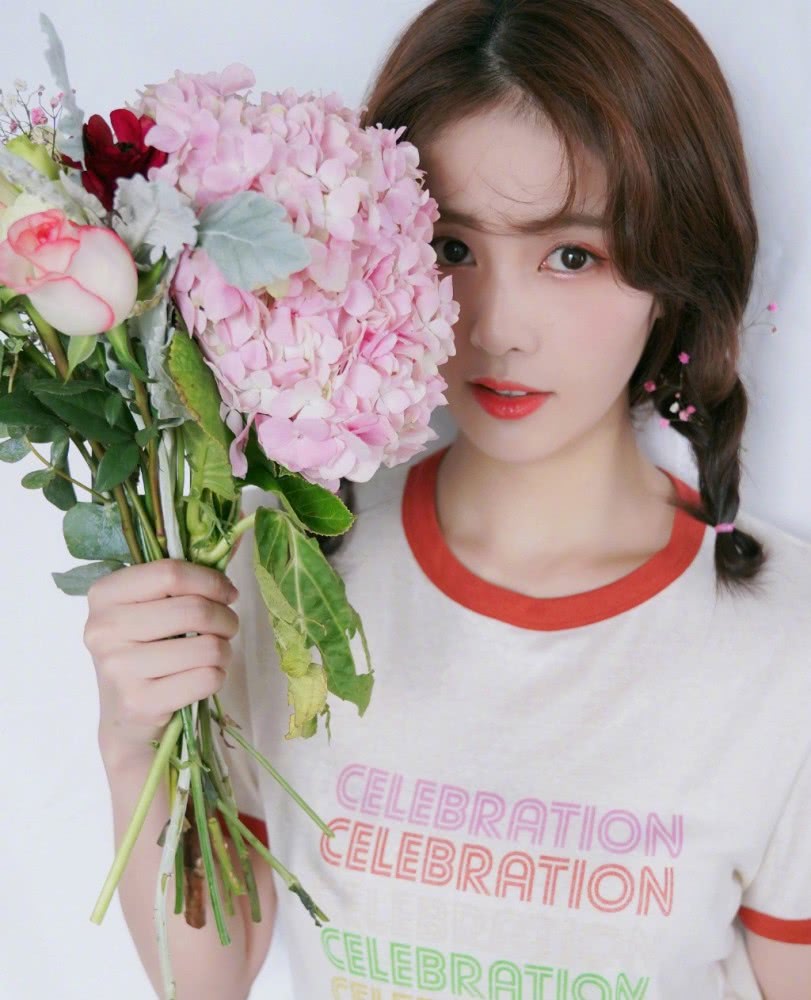 白鹿穿T恤扎双麻花辫,美的比绣球花还娇嫩