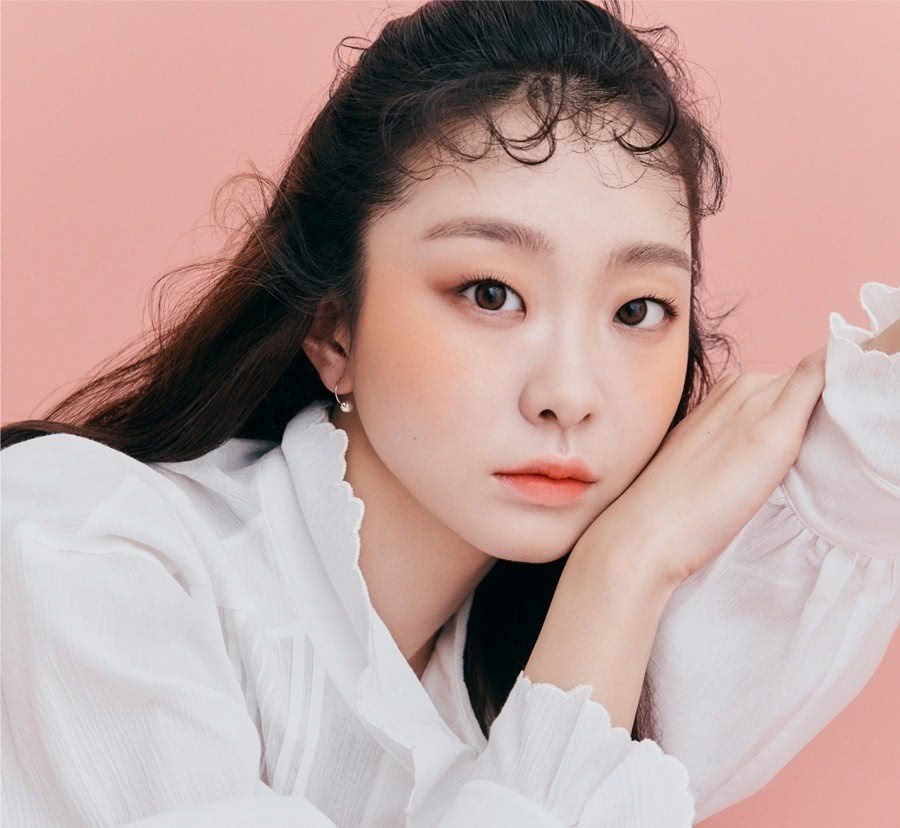 金多美穿白色娃娃领衬衣,清纯甜美