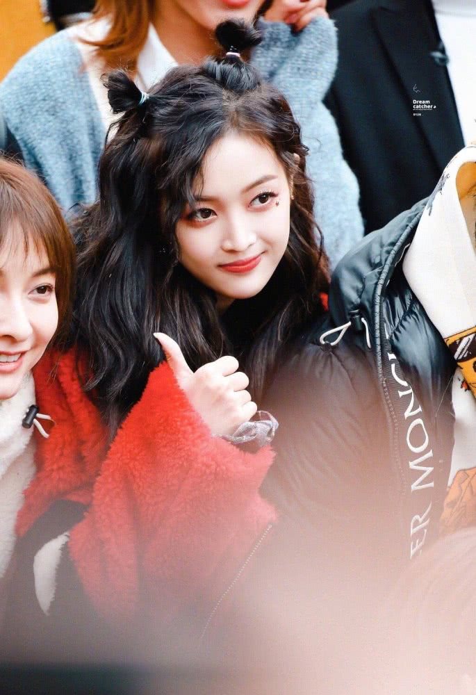 沈梦辰和吴宣仪同为双丸子头造型卖萌，却看不出年龄差，你更喜欢谁呢？