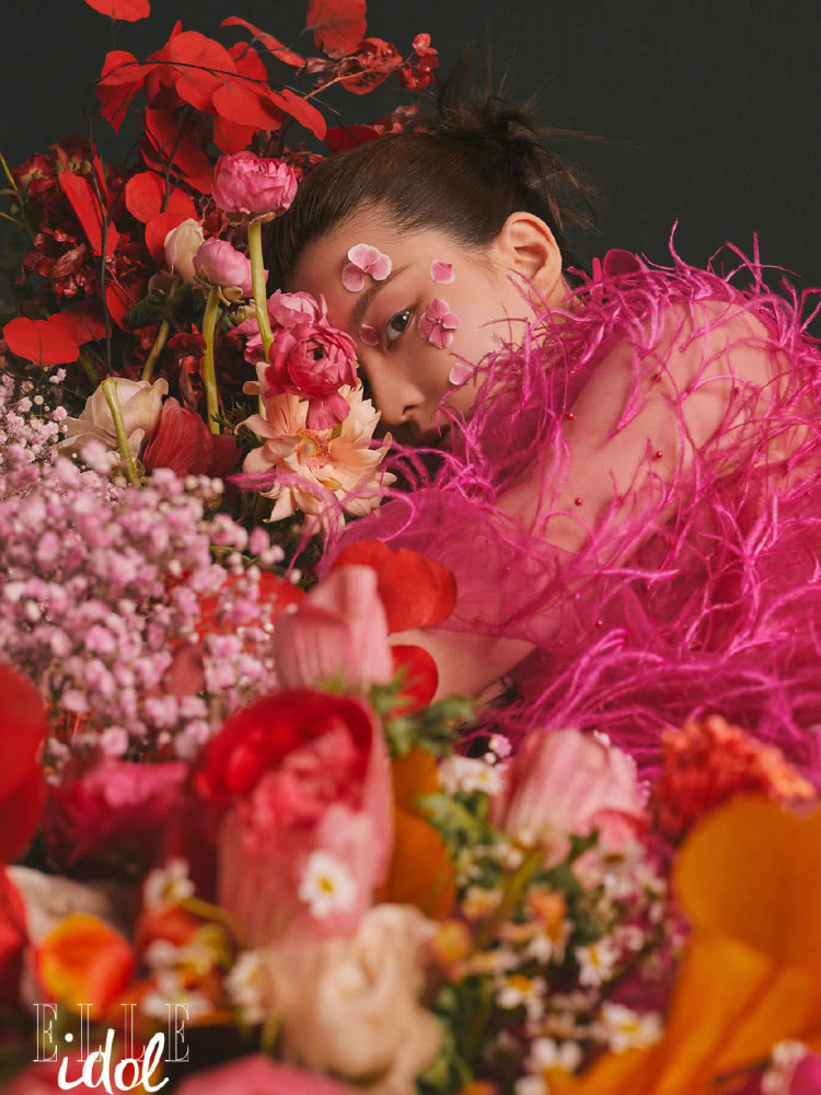 乔欣玫粉色羽毛裙搭配鲜花妆,少女风情复古浪漫让人眼前一亮!