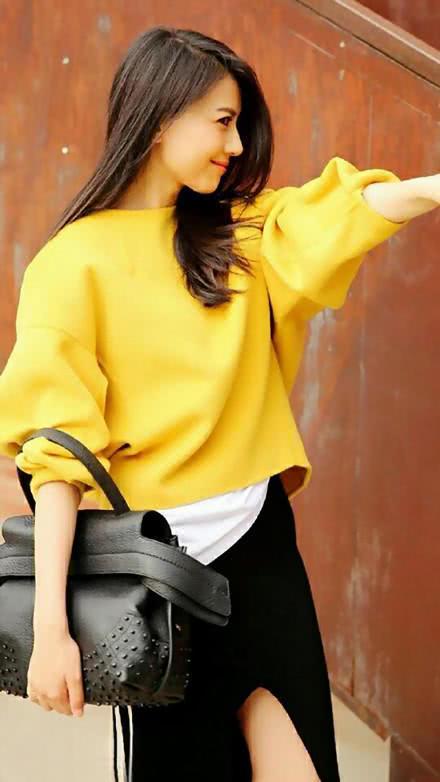 高圆圆生娃后穿白色连衣裙低调亮相,剪了波波头更洋气