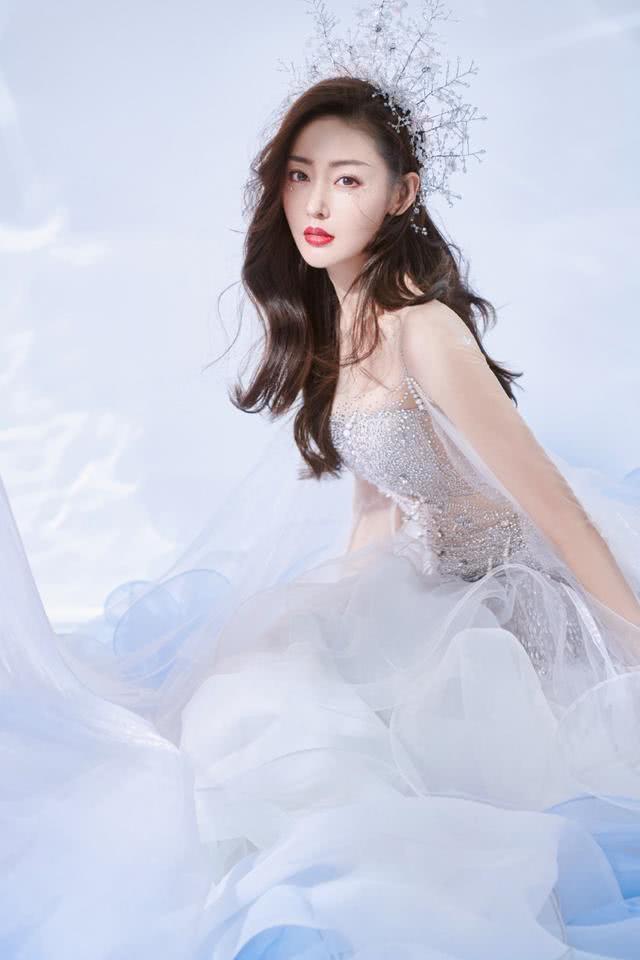 张天爱穿银白色薄纱裙娇美动人，太仙气唯美了
