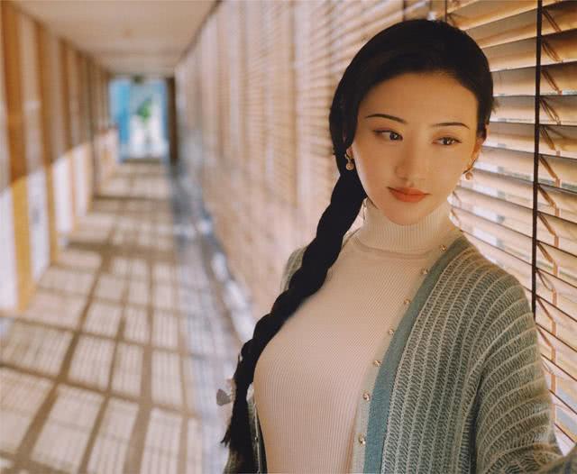 景甜穿白色T恤清新可人,双手托腮美如邻家少女