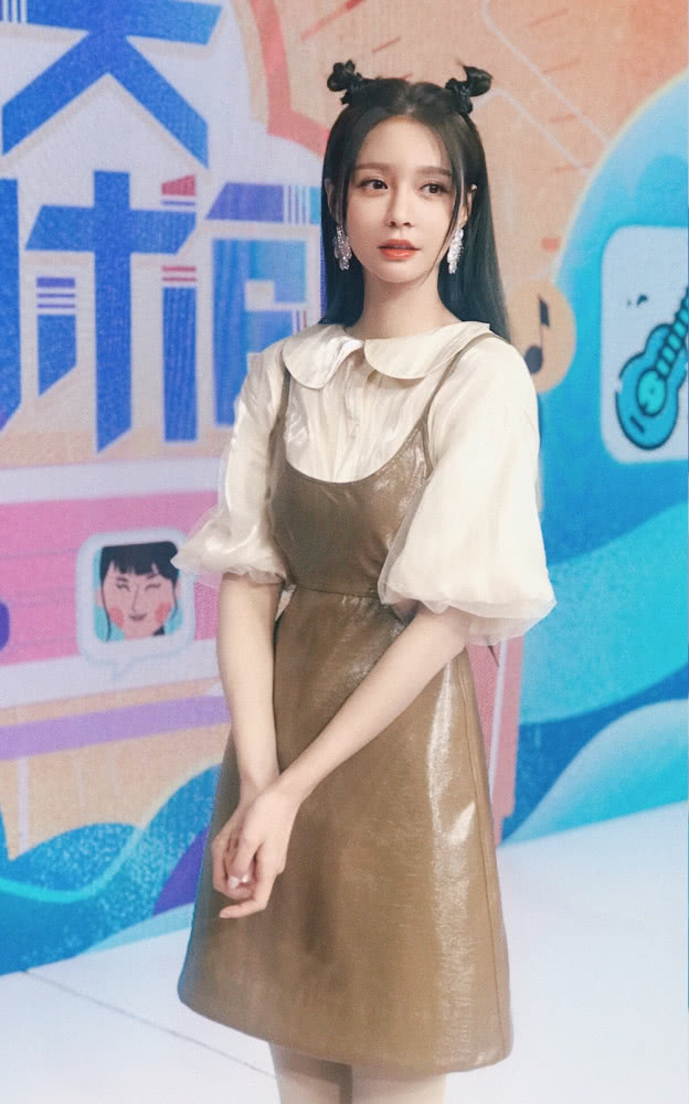 沈梦辰和吴宣仪同为双丸子头造型卖萌，却看不出年龄差，你更喜欢谁呢？