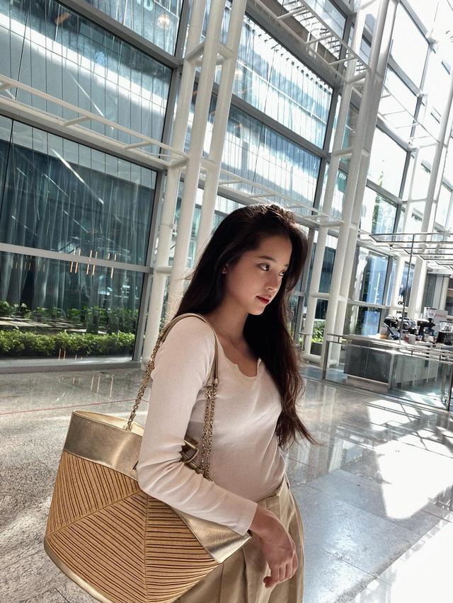 欧阳娜娜发自拍,白底碎花上衣小露锁骨,这是改走小性感路线?