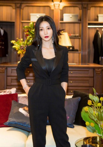 有种裤子叫柳岩的连体裤,104斤身材曼妙不显胖,她真的太会挑