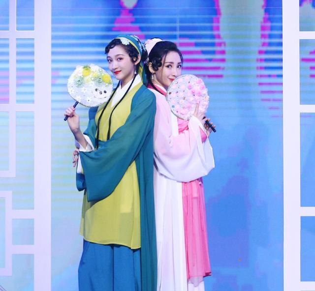 关晓彤挑战青蛇古装造型，身姿曼妙风情万种不输张曼玉！