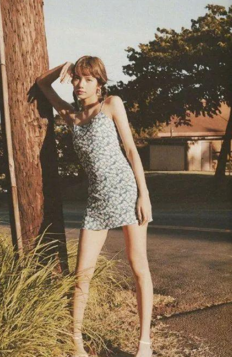 LISA换掉齐刘海露出高额头,更像芭比娃娃了