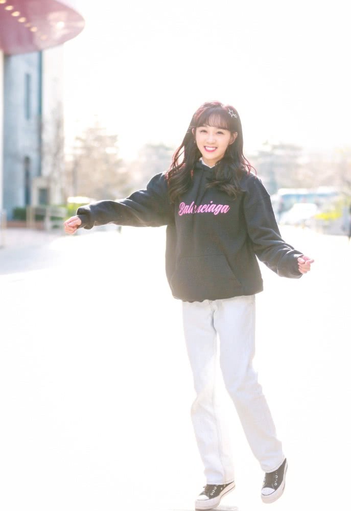 李子璇穿橙白条纹上衣绑丸子头,尽显活力清新