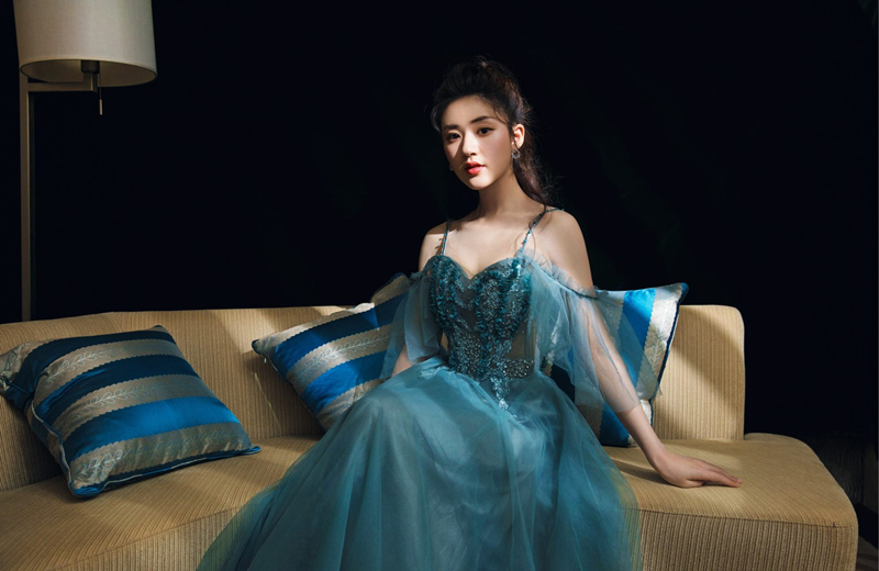 13_(3).jpg 赵露思颜值高大胆挑战“奶奶裙”,不但不土反而灵动十足