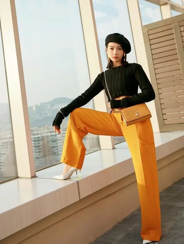 宋茜穿薄纱衫配喇叭裤复古优雅，换短款毛衣搭配阔腿裤时髦干练