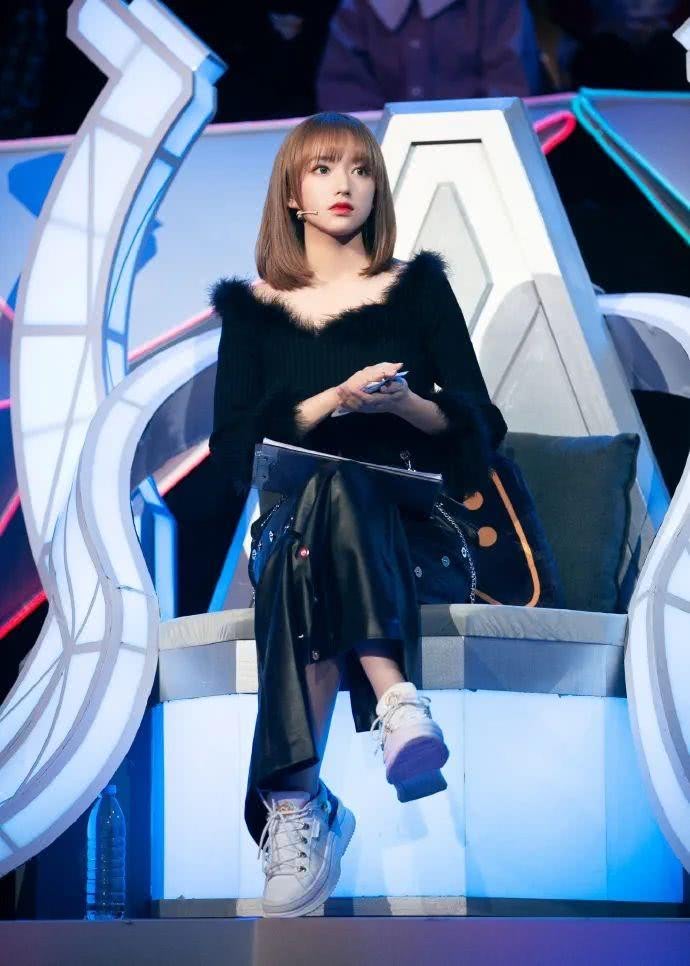 程潇最新节目造型曝光，牛仔连体衣配运动鞋可爱又有活力