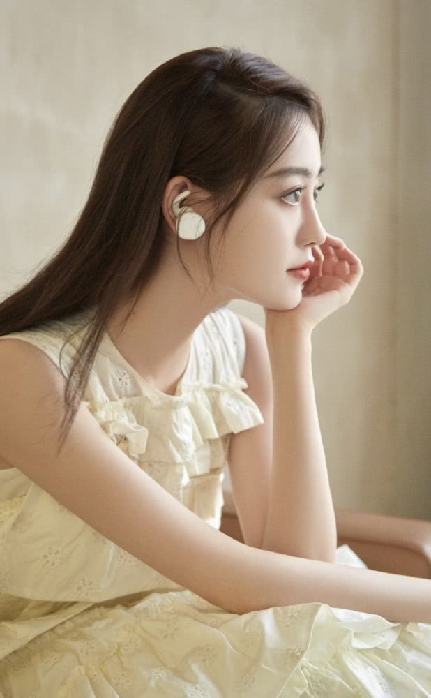 祝绪丹穿黄色无袖层叠裙,娇嫩甜美似少女