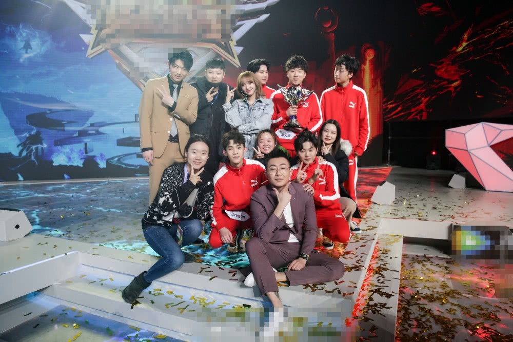 程潇最新节目造型曝光，牛仔连体衣配运动鞋可爱又有活力