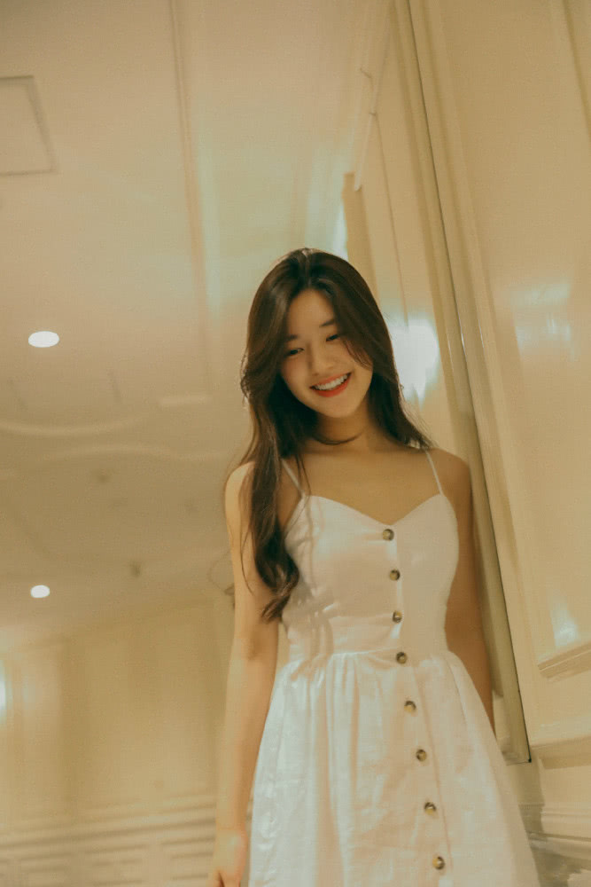 赵露思带狗撒欢，卫衣配花边裤甜SKR