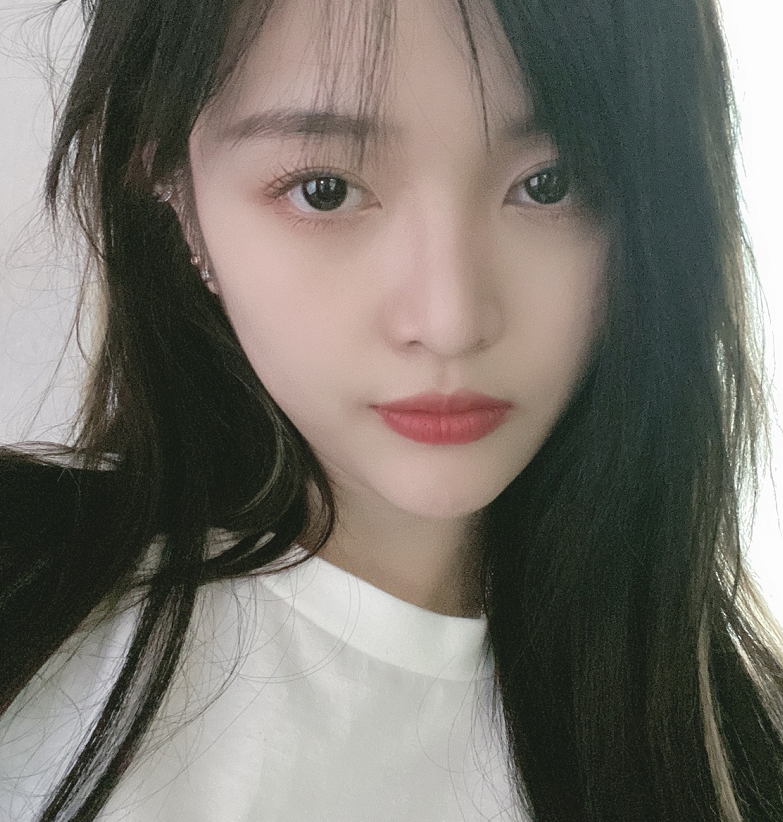 吴宣仪头戴着皇冠送白色情人节祝福,长发披肩美如公主!