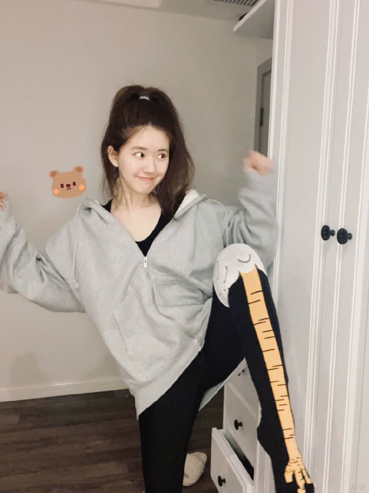 赵露思带狗撒欢，卫衣配花边裤甜SKR