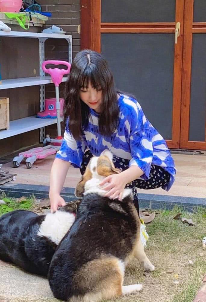 柳岩在家换上家居服变“宅女”,乡村风碎花裤太抢镜