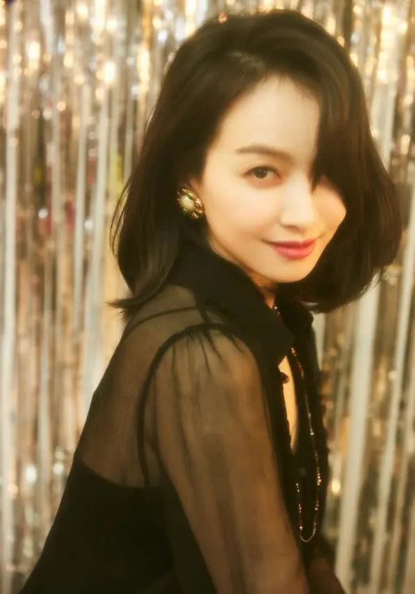 宋茜穿薄纱衫配喇叭裤复古优雅，换短款毛衣搭配阔腿裤时髦干练