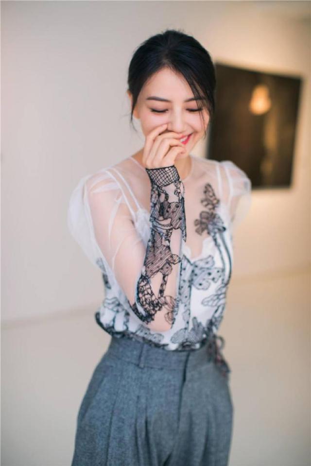 高圆圆薄纱刺绣衫配灰色阔腿裤,扎低盘发气质无敌了