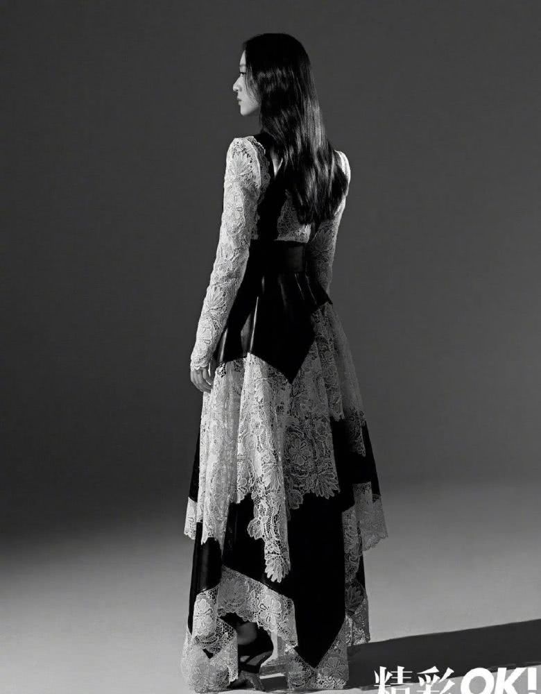 郑秀晶最新照片玩转西装造型太飒,盛世美颜又回来了