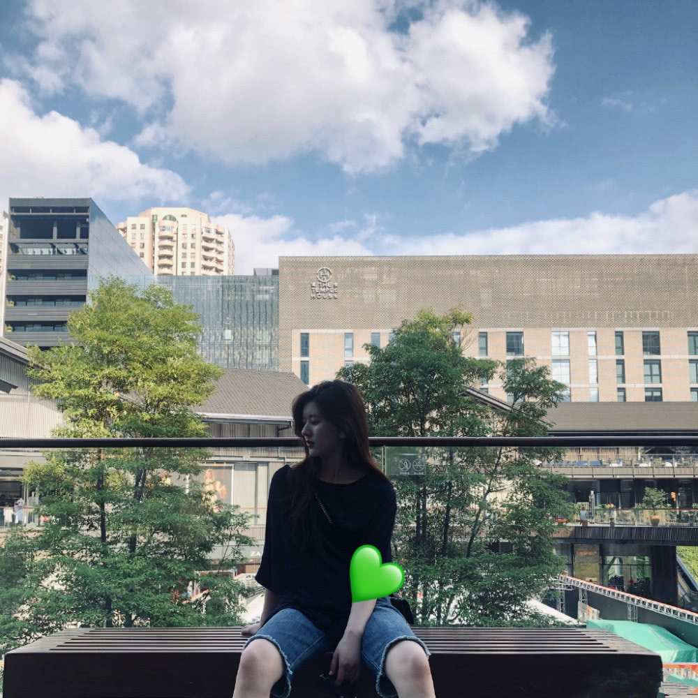 赵露思带狗撒欢，卫衣配花边裤甜SKR