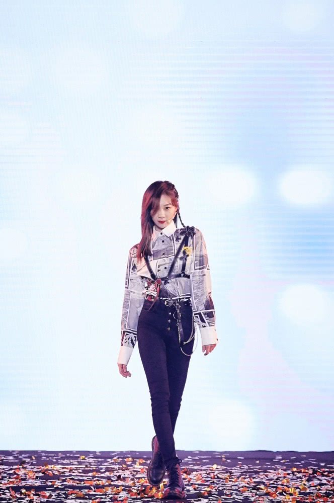 李子璇穿针织衫迷彩裤,秀长腿好帅气