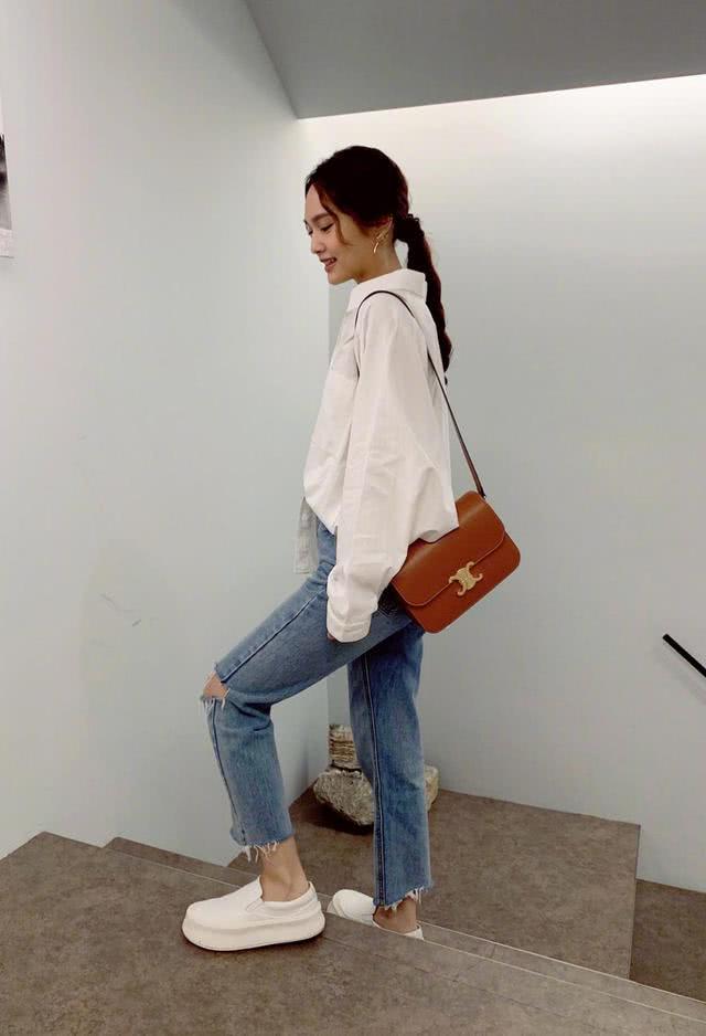 杨丞琳留齐刘海再染新发色,嫩回23岁