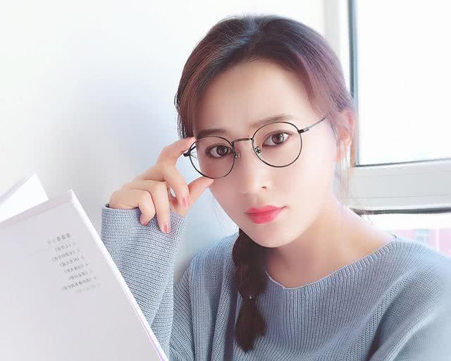 女生一戴眼镜就觉得丑?有这4个特征的女生戴眼镜反而还会变好看