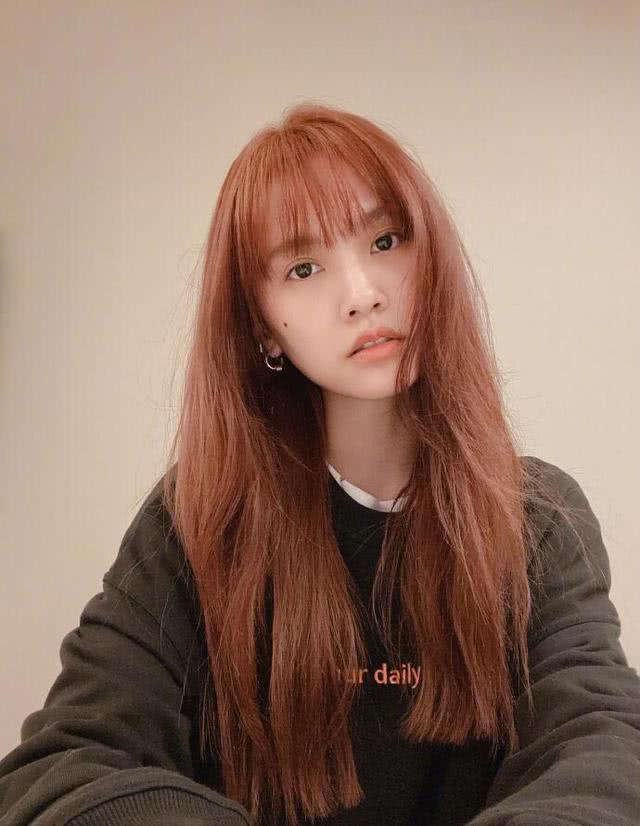 杨丞琳留齐刘海再染新发色,嫩回23岁