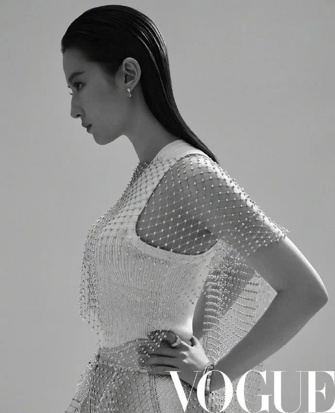 刘亦菲拍时尚杂志破烂包臀裙也敢穿出来,这曲线也太好了