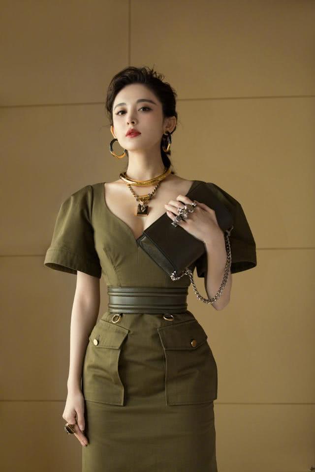 古力娜扎上央视综艺,一身运动装跳新疆舞身姿窈窕十足好看