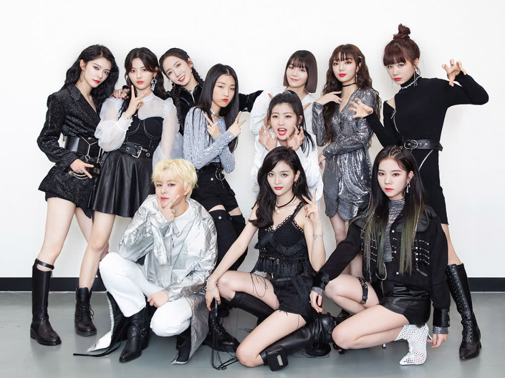 火箭少女女王节晒照，杨超越睡衣软萌可爱，SUNNEE素颜意外抢镜！