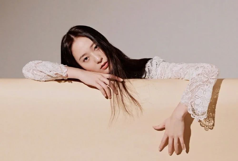 郑秀晶最新照片玩转西装造型太飒,盛世美颜又回来了